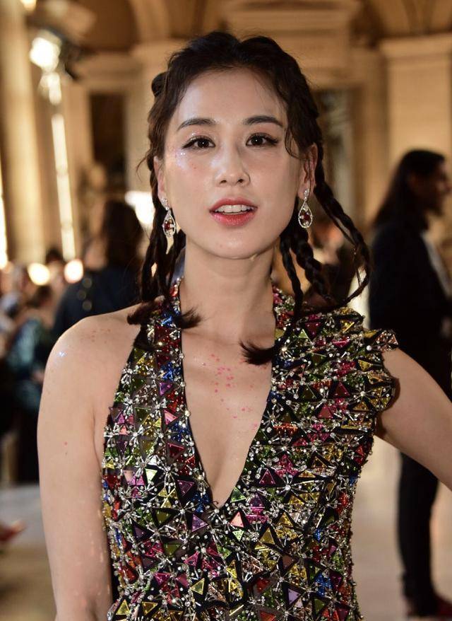 初恋|阔太黄圣依美回初恋脸!一袭长款西装玩下衣失踪,麻杆细腿超吸睛