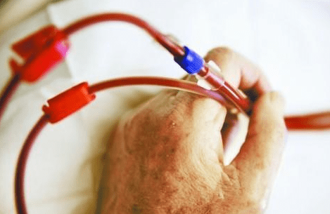 母子俩|为了救患有尿毒症儿子的命，她靠送外卖拼命攒钱！