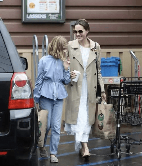 朱莉|真正会穿的女人都爱用“白色+卡其”，优雅又高级，看朱莉就知道