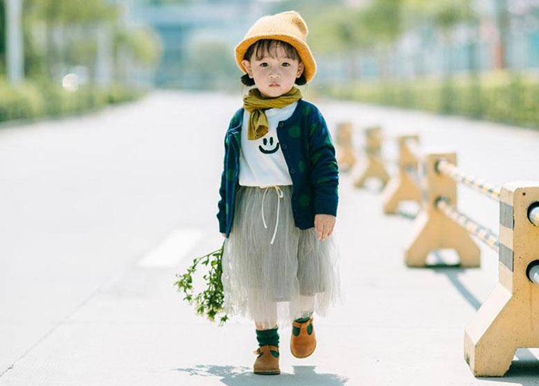 颜色|等等与小花妹妹穿“兄妹装”可爱出行，邓超夫妇极力掩护防偷拍