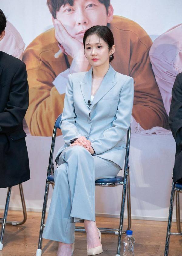 原创张娜拉风格变化大姨妈红唇配眼妆走御姐风但笑起来还像小姑娘