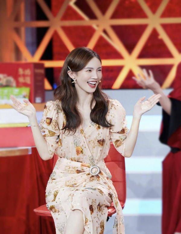 设计|金晨这次很不一般,明明长了一张妩媚脸,却能穿出“初恋感”