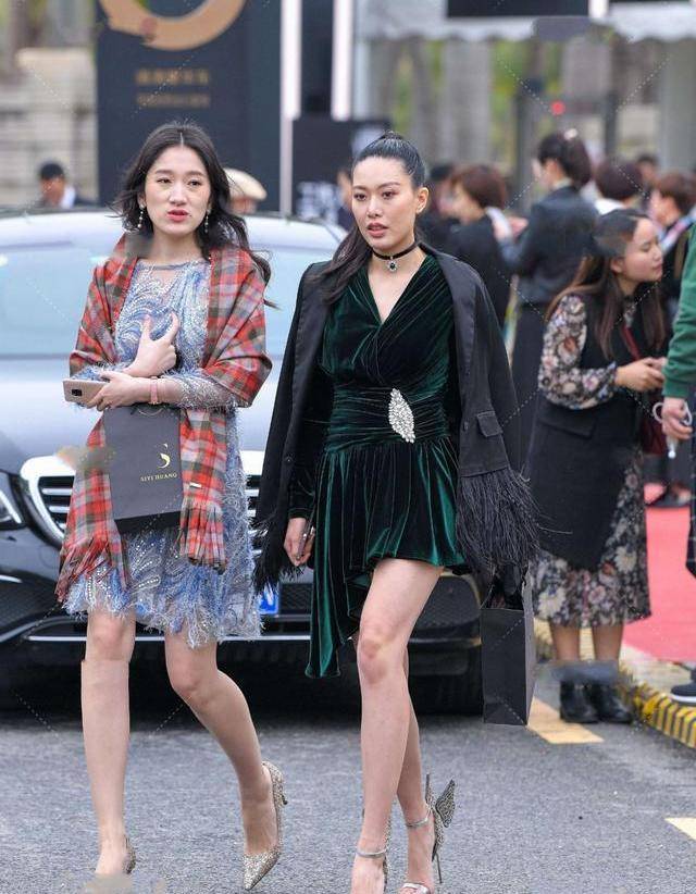 御姐|绿色丝绒连衣裙，搭配流苏西服外套，彰显精致优雅的御姐气质