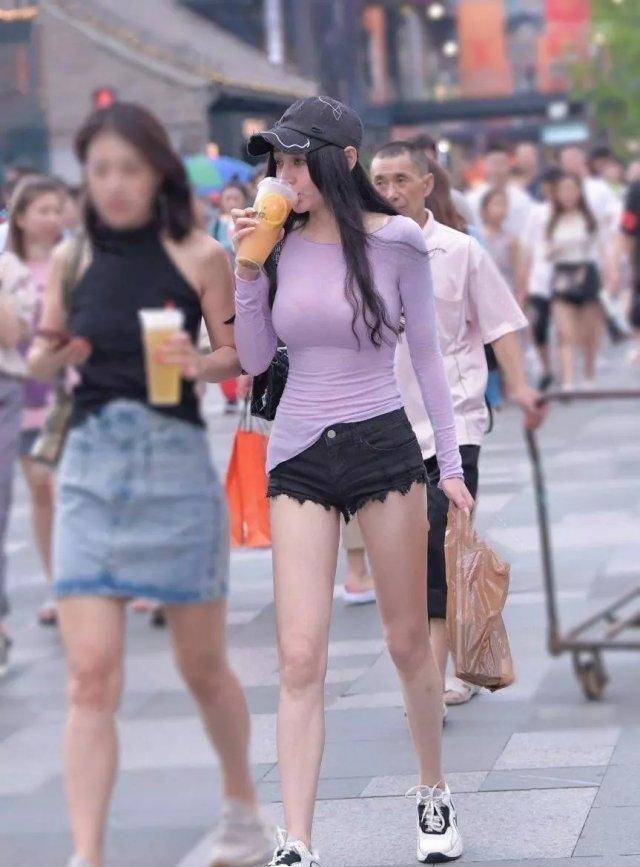 视觉|黑色毛边短裤搭配紫色打底衫，可以增添仙气，快来参考吧