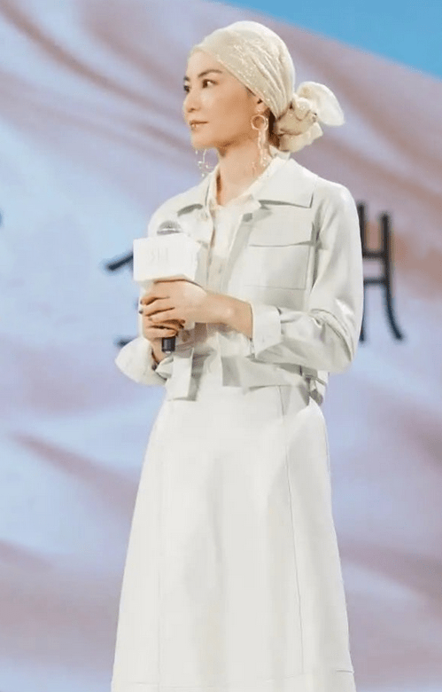 皮质|王菲品味真不一般，穿夹克配长裙又飒又美，金丝头巾添异域风情