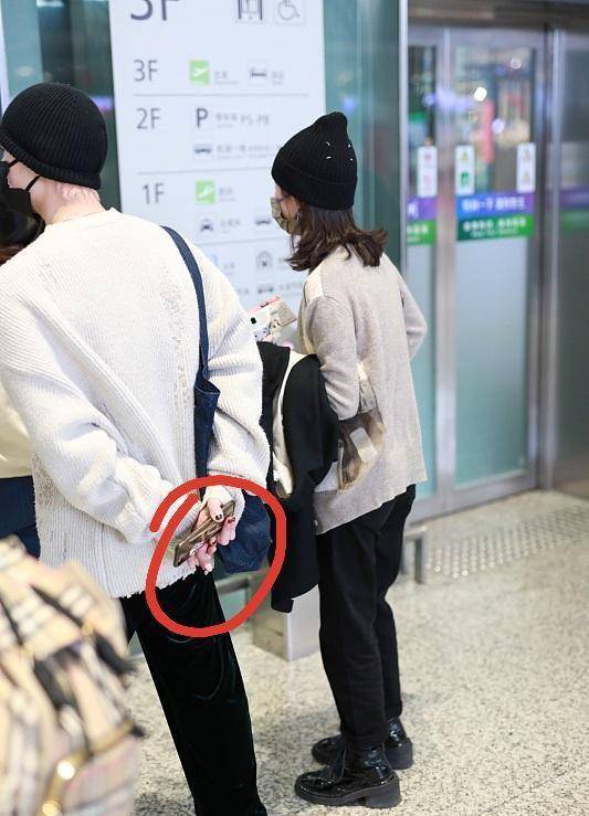 个性|疑似恋爱？“乔英子”李庚希和男友人走机场，友人粉发美甲太抢眼