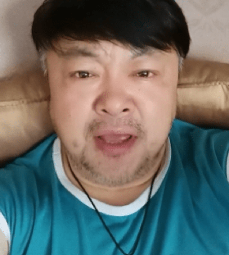 原创56岁钱掌柜洪剑涛晒视频动情唱歌到泪目两鬓斑白尽显沧桑