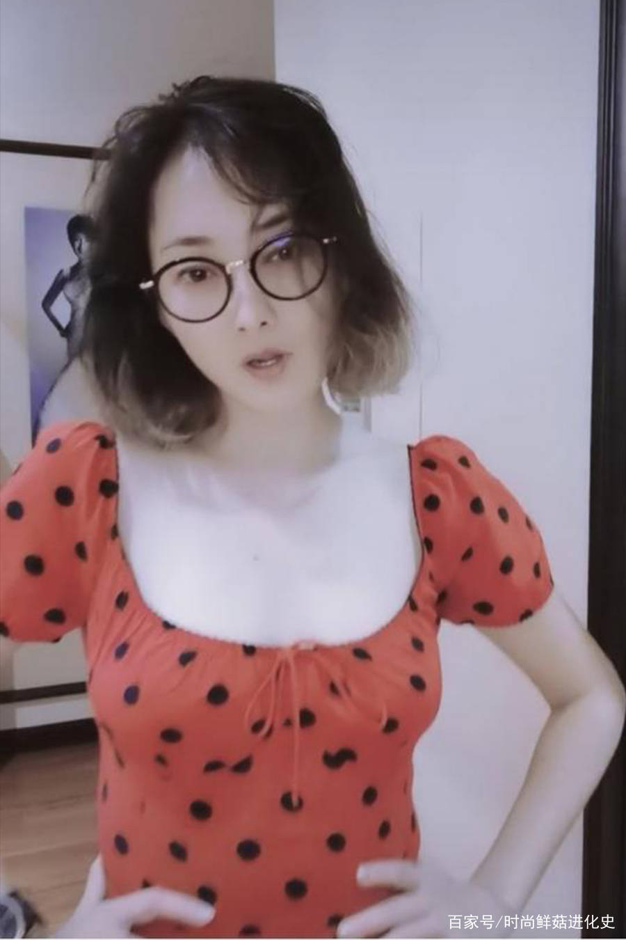 橘红色|47岁牛莉秀自拍，穿连衣裙太紧显小肚子，侧腰勒出赘肉露发福体形