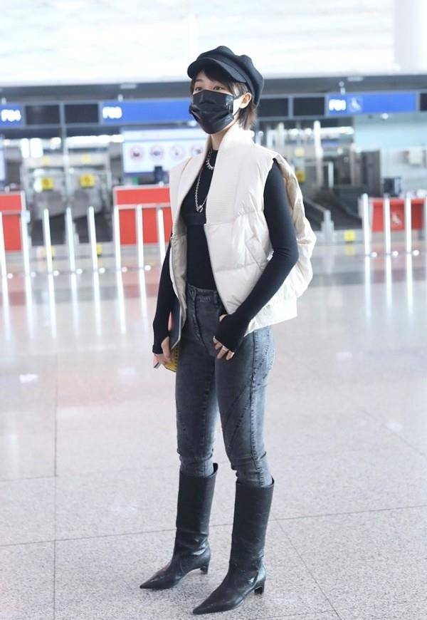 黑色|蓝盈莹私下的穿搭还挺有御姐范的，帅气皮靴真显腿长，气场太强大