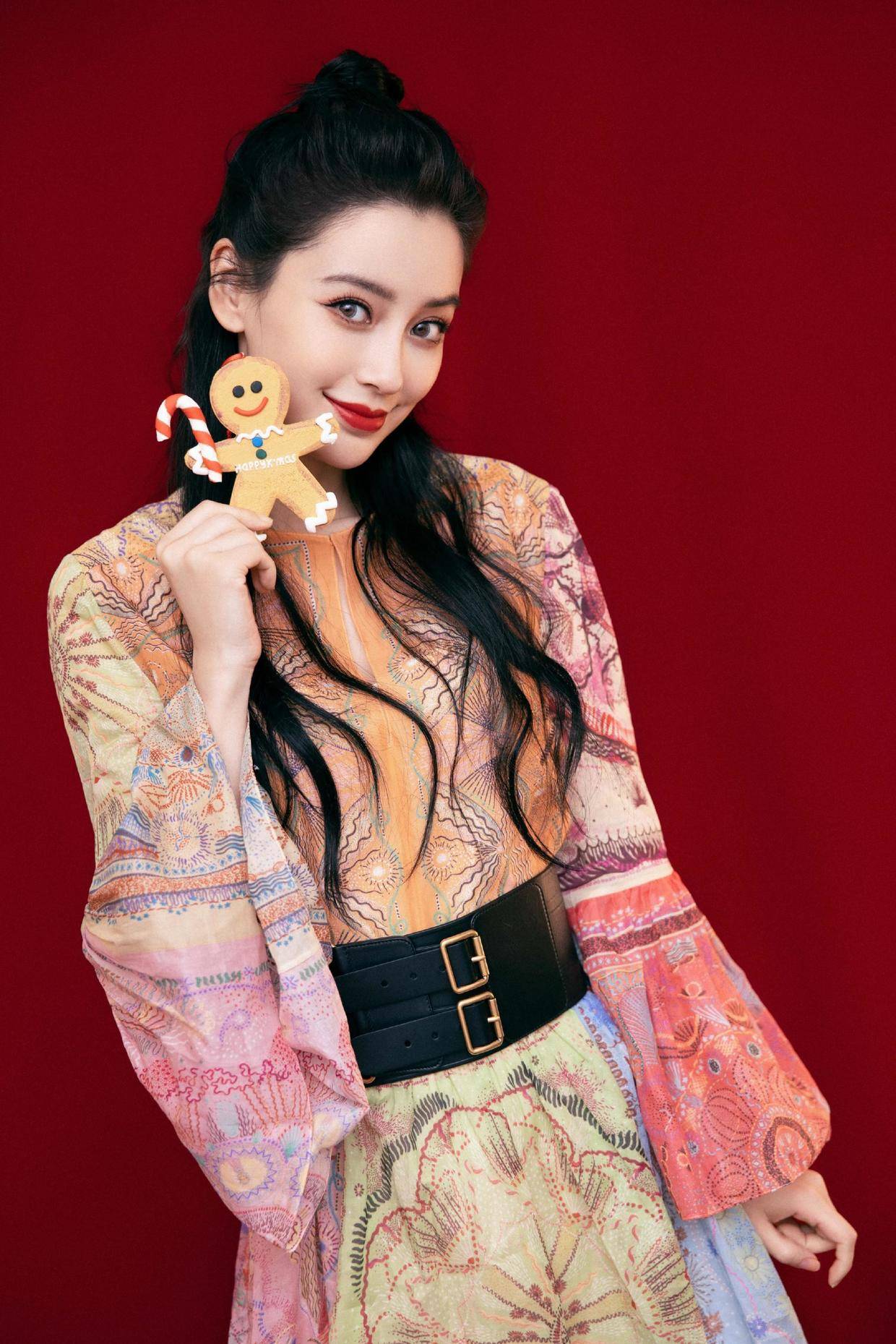 晚礼服|Angelababy夫妇甜蜜同框，她穿白色抹胸鱼尾裙秀曼妙身材，太惹眼