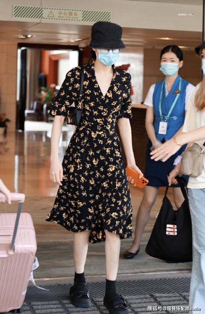 黑色|迪丽热巴气质看着真高级，一袭黑色深V碎花裙，身材窈窕似少女