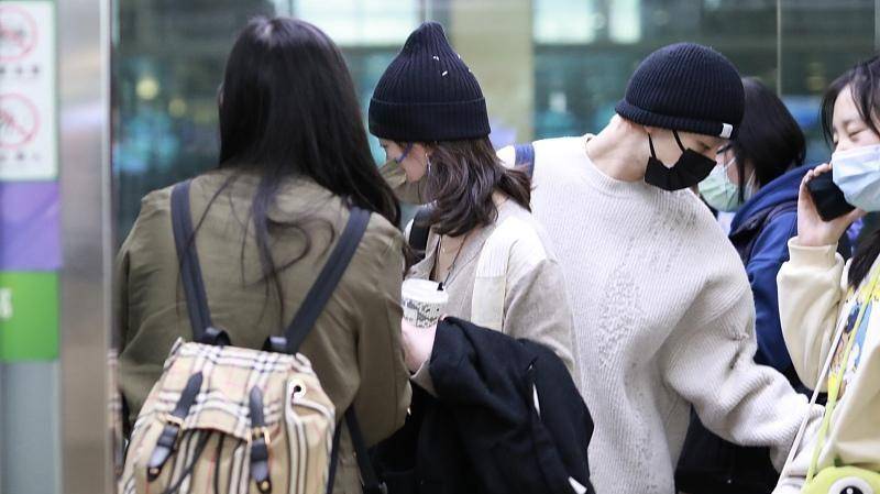 个性|疑似恋爱？“乔英子”李庚希和男友人走机场，友人粉发美甲太抢眼