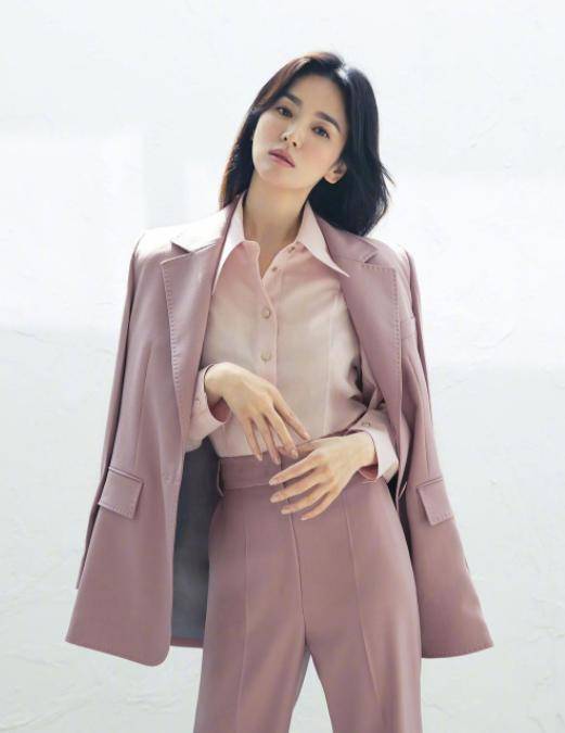 yyds|宋慧乔才是“女神圈”yyds，穿打底衫配白色短裤，长腿细腰绝了！