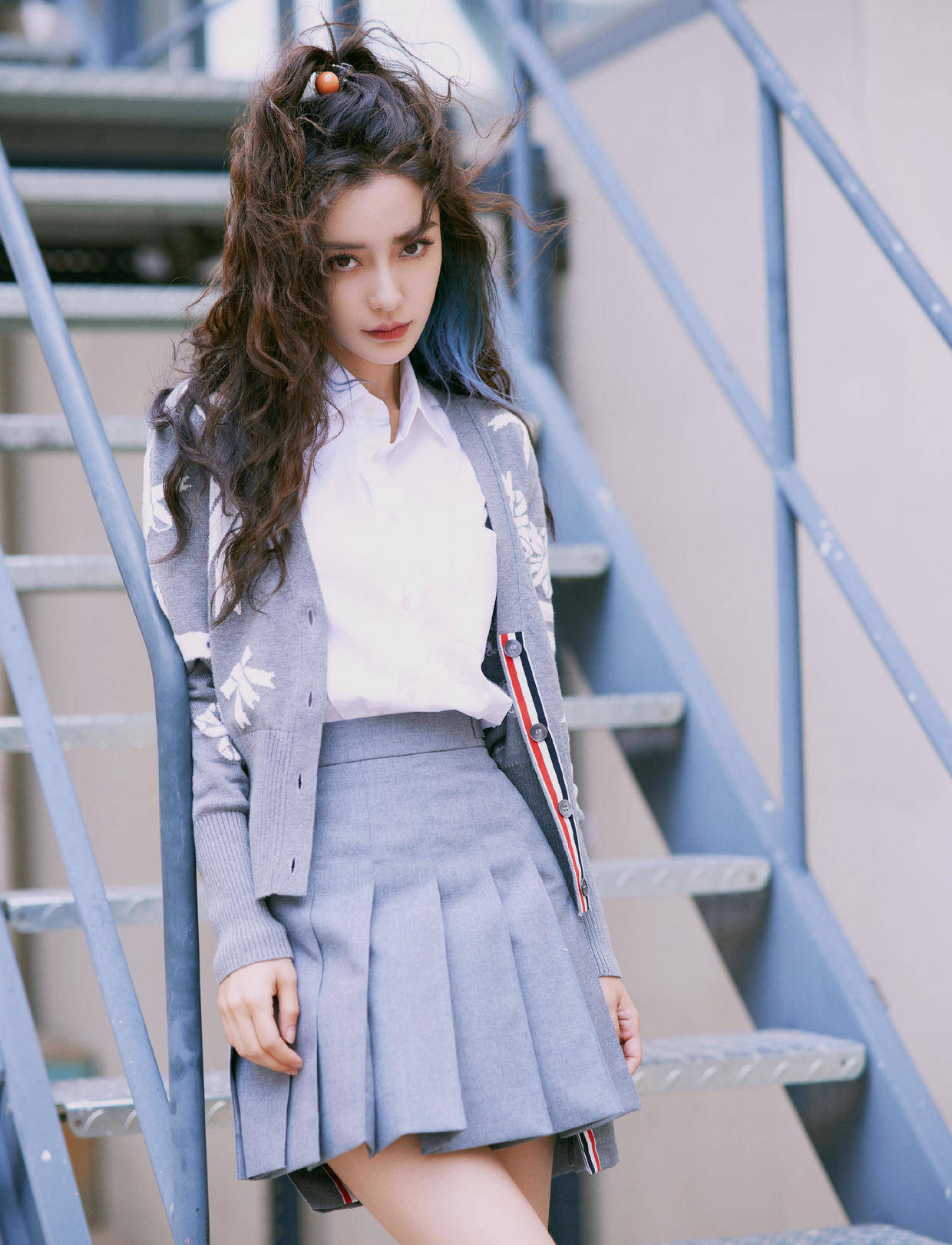 晚礼服|Angelababy夫妇甜蜜同框，她穿白色抹胸鱼尾裙秀曼妙身材，太惹眼