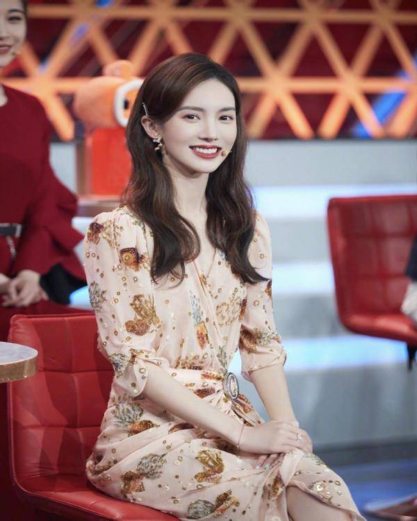 设计|金晨这次很不一般,明明长了一张妩媚脸,却能穿出“初恋感”