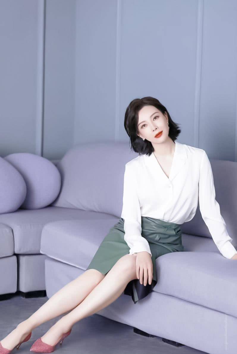 曲线|陈数身材真是深藏不露，穿流光长裙亮相，S型曲线让人看呆了