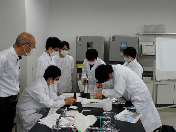 工学院大学附属高中科学课程参加大学实验