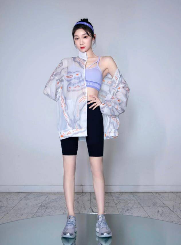 火箭少女|李子璇的“绿茶坐”火了,看她双腿怎么放,贼显腿长