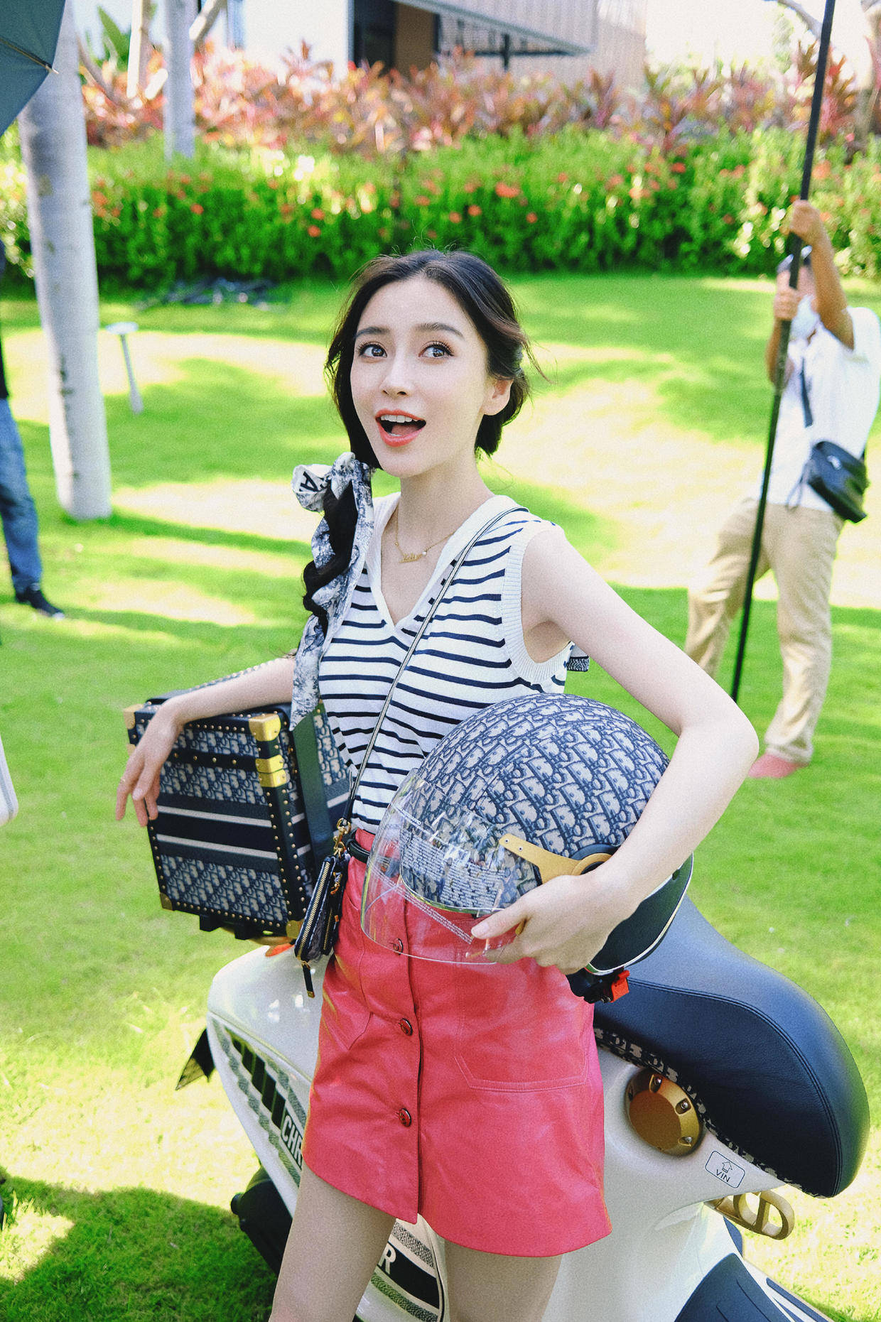 晚礼服|Angelababy夫妇甜蜜同框，她穿白色抹胸鱼尾裙秀曼妙身材，太惹眼