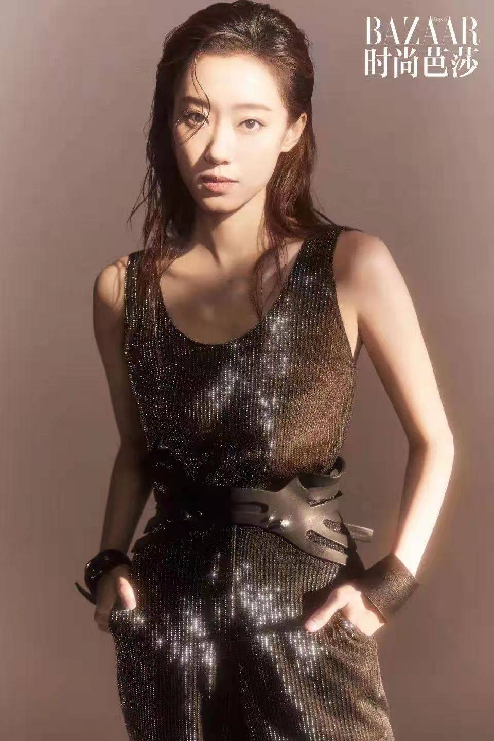 视觉|张小斐《芭莎》八月刊大变样，穿深V吊带配黑裤，不仅高级还性感