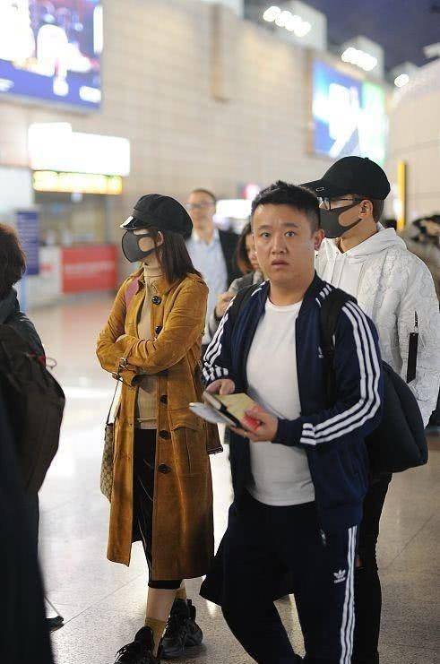 整体|谢娜张杰机场秀穿搭，如今身材走样，大衣都藏不住粗腿