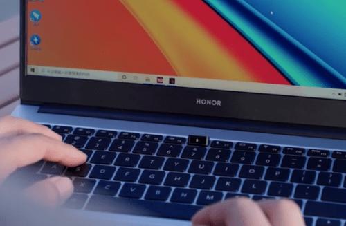 并且支持背光,并且在键盘最上边的f区中间依旧是按压式的摄像头模块