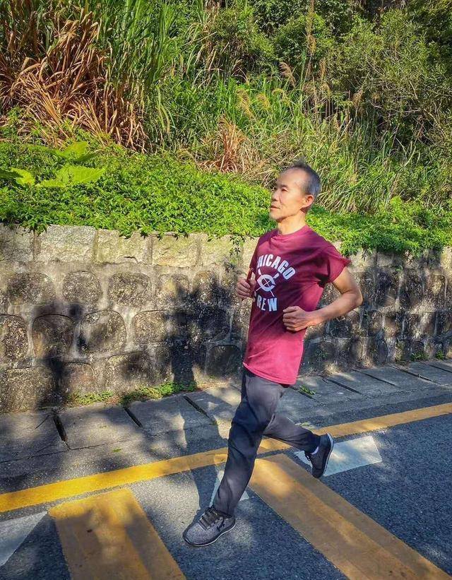 田朴珺|田朴珺加紧锻炼，手舞足蹈一番操作，恋爱的王石变年轻不是没道理