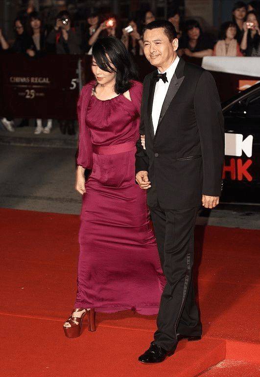 高跟鞋|陈荟莲虽然不漂亮，但是气质挺不错的，怕挂脖裙显胖特意多包一块