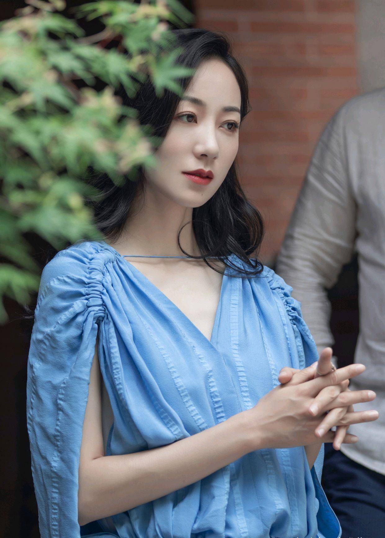 韩雪|韩雪的气质迷人，穿蓝色连衣裙巧用“细线”来点缀，高级又不单调