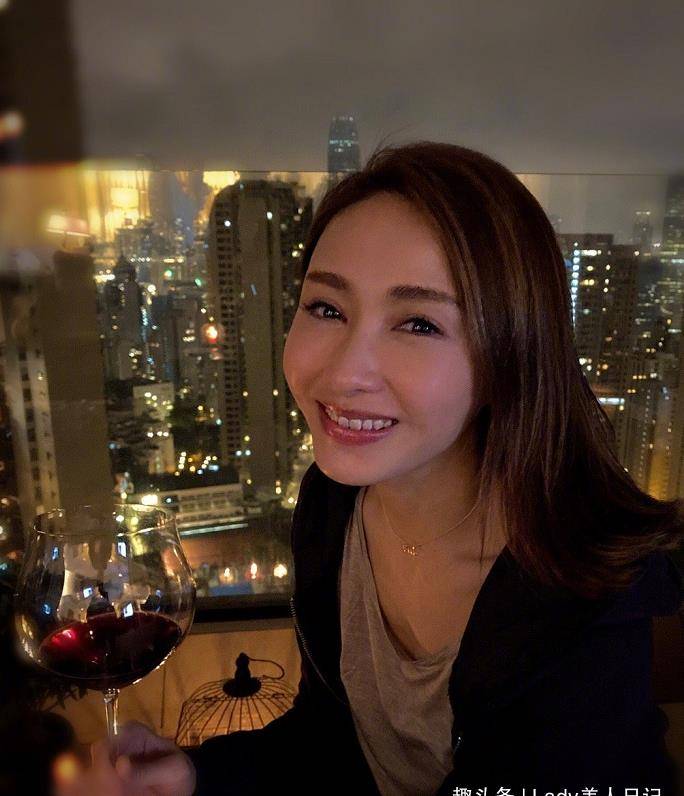 黎姿|黎姿穿着浴袍公开保养秘诀！面膜不可超20分钟，女神更注重细节
