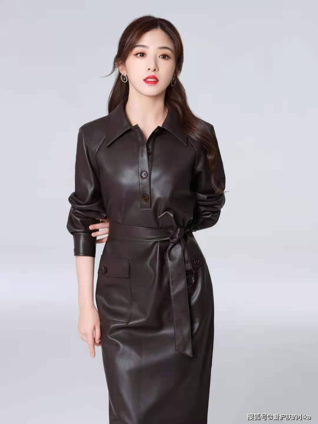 张含韵|32岁张含韵气质好甜，穿霸气皮裙依然像个小女孩，出道17年没变化