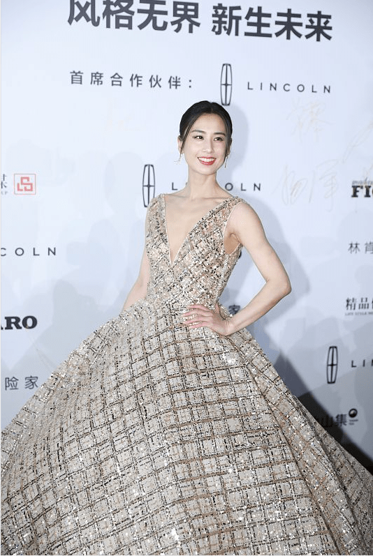 身材|黄圣依：拥有少女身材，穿大V领闪亮礼服裙显漂亮锁骨，确实抢眼