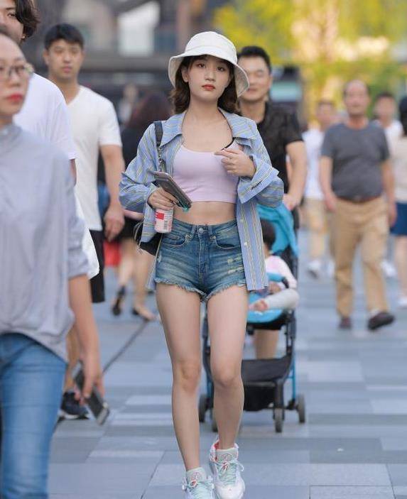 整体|贴身包臀的瑜伽裤，经典的尖头细跟设计，凸显皮肤白皙大气沉稳