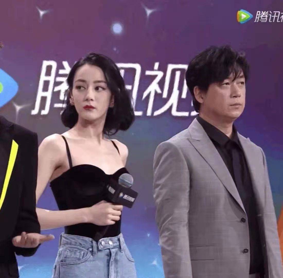 设计|热巴穿搭有一套,本以为是吊带抹胸礼服,转身配条牛仔裤还挺酷