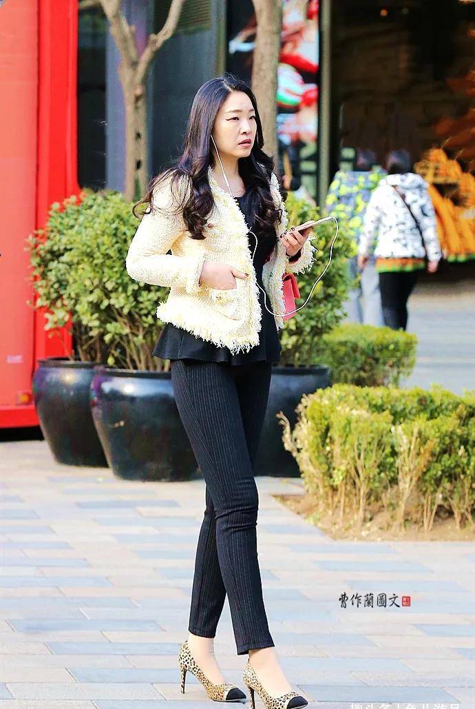 黑色|街拍:美女,用尖头细高跟添彩春装