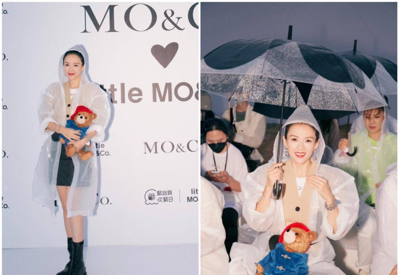 穿透明|章子怡雨中撑伞看秀,穿透明雨衣踩短靴,坐C位抱小熊哪像俩娃妈