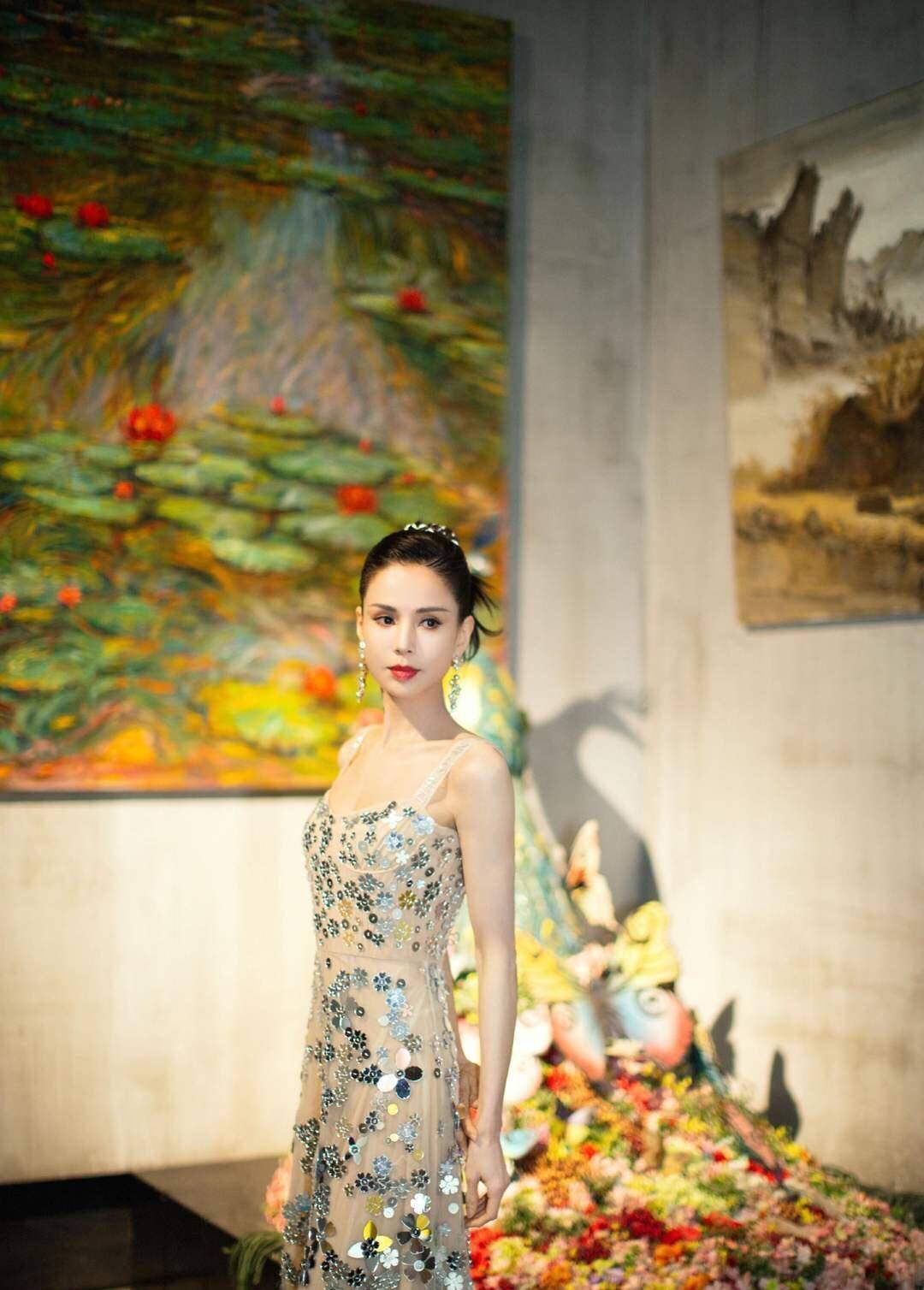 亮片|李若彤不愧是神仙姐姐，穿一件亮片裙连衣裙，衬得她气质神秘高级