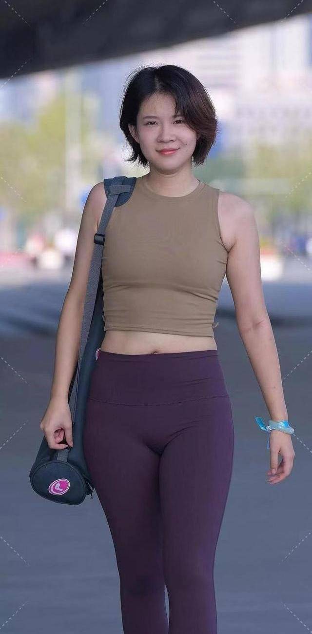 魅力|圆领背心搭配运动健美裤,展现女性的成熟魅力,穿出时髦感