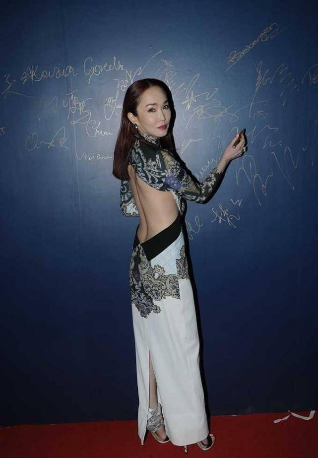 身材|范文芳也太有“心机”了,穿修身长裙秀身材还不够,美背更惹眼