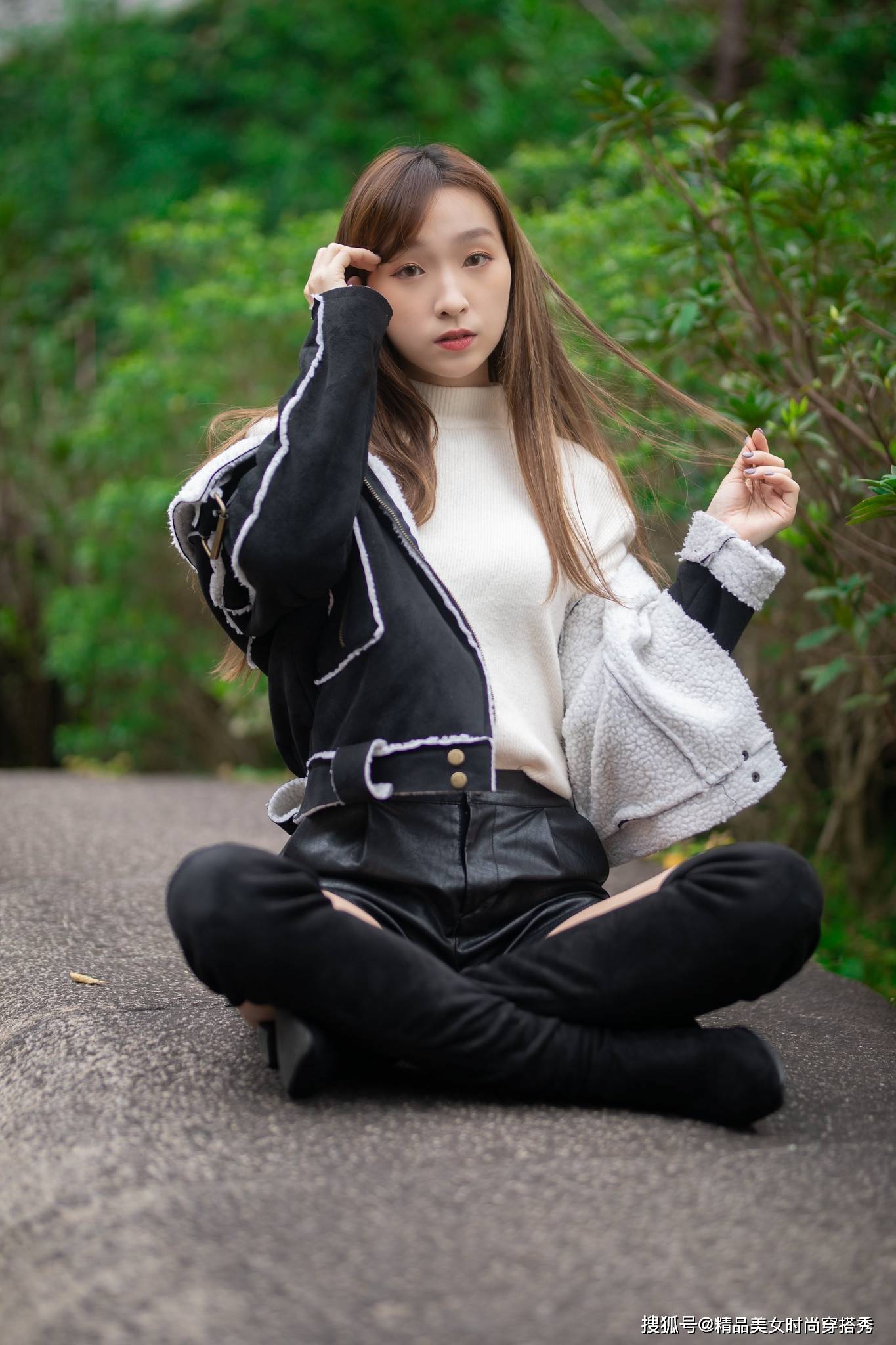 颈部|黑色皮短裤搭配高跟长靴完美收官，大长腿和苗条感觉都有了