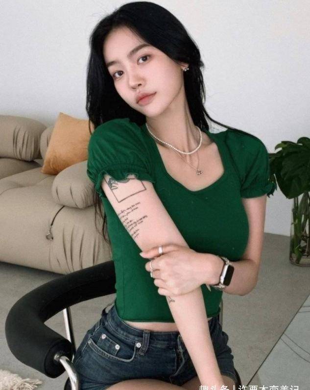 苹果绿|T恤,可以多挑这三个高级显白色,比黑白灰更时髦百搭