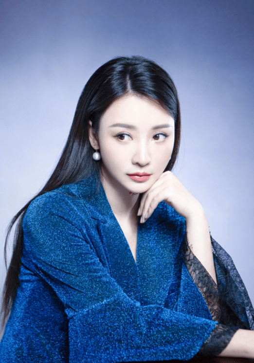 样式|柳岩大气穿搭，少见的“喇叭袖”搭配西装，手抬起彰显富贵气质