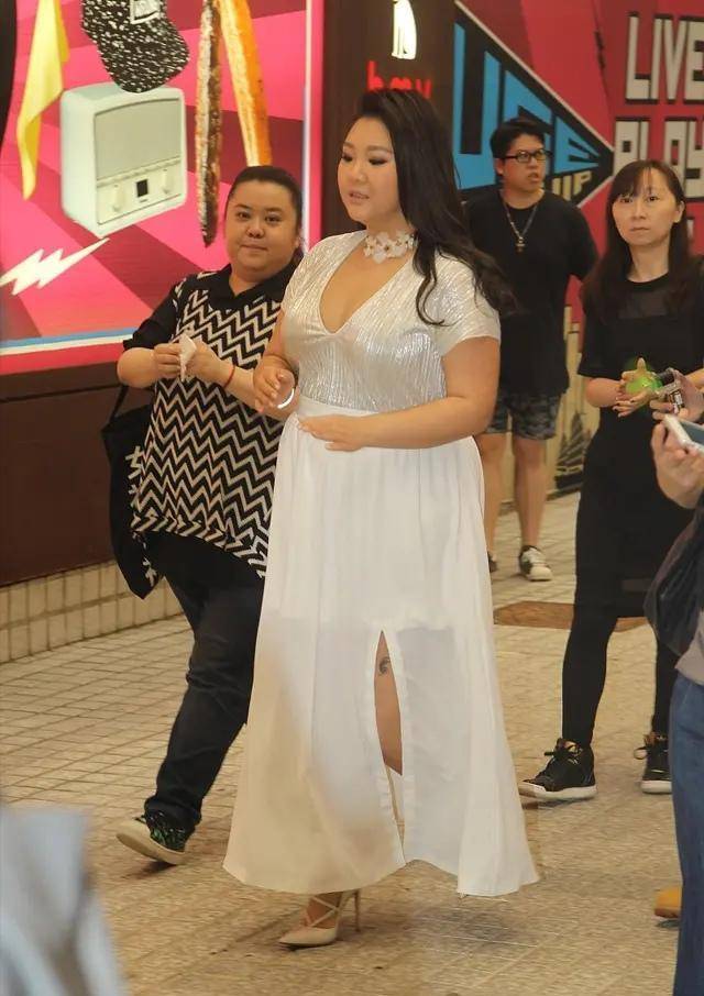大金|郑欣宜180斤仍自信，穿红豹纹还配大金链子，90度高跟鞋勒出肉肉