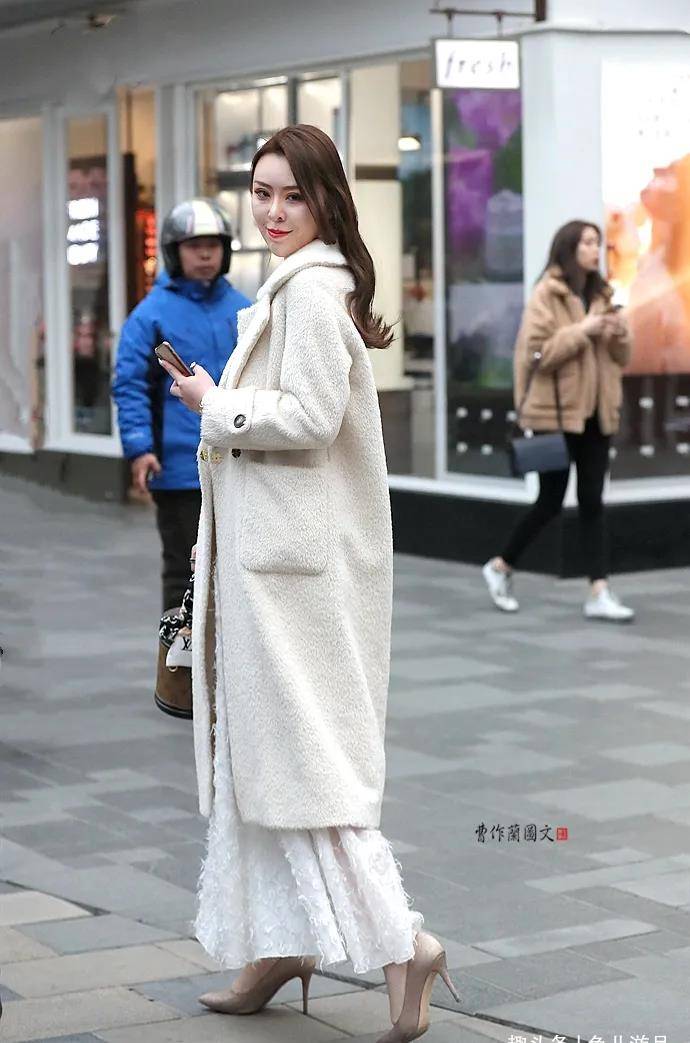 黑色|街拍：美女，用尖头细高跟添彩春装