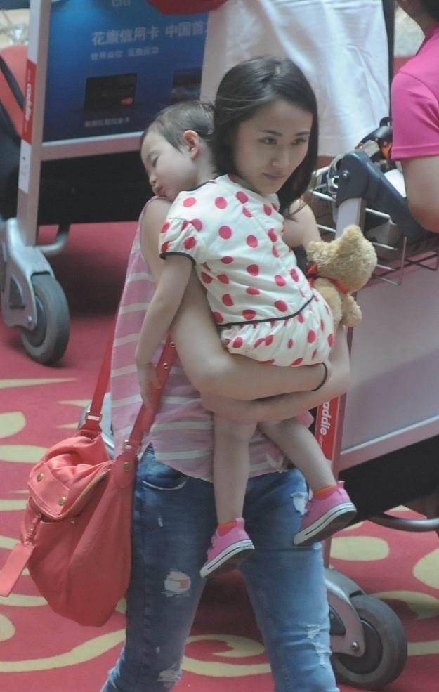 李小鹏|奥运冠军李小鹏的外国妻子，长相平平，但确实挺瘦的，身上没赘肉