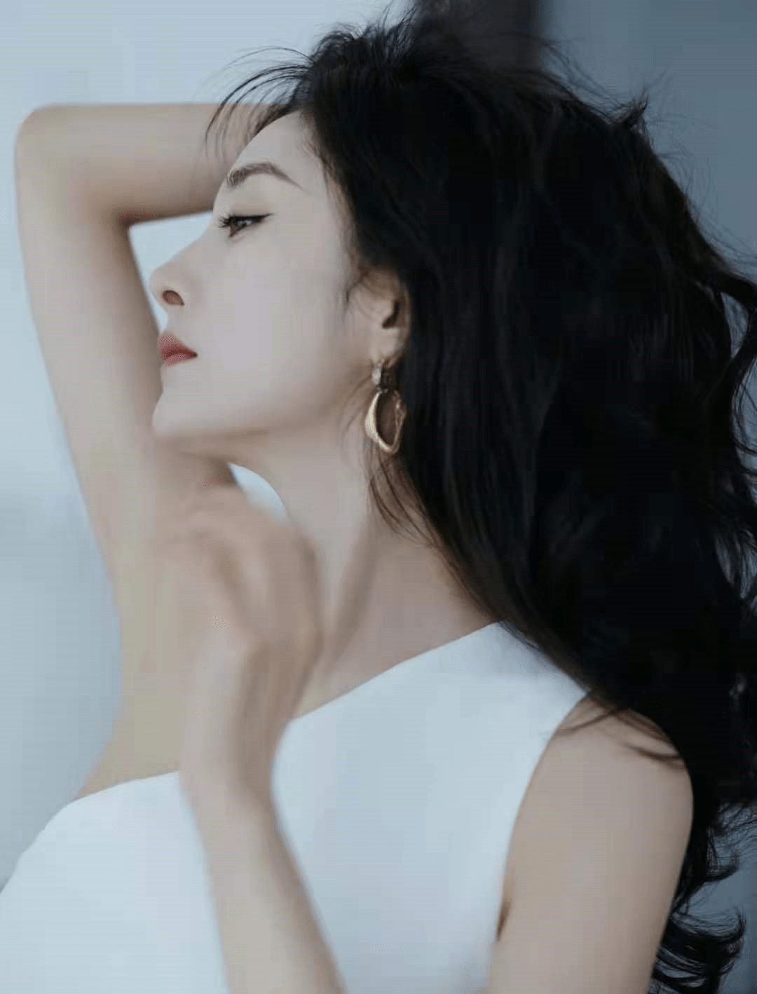 设计|杨幂斜肩露腰开叉白裙，大秀身材曲线，高调博眼球，时尚又撩人