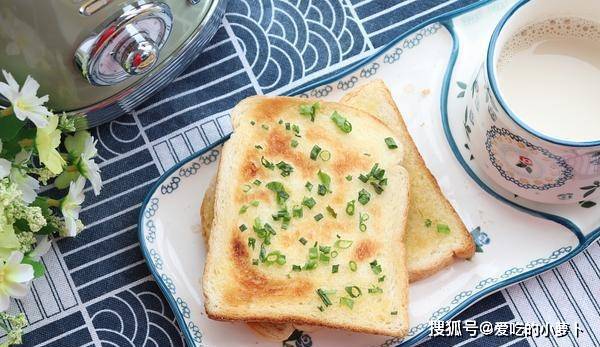 美好的一天从早餐开始 葱香黄油吐司片 香味十足超级好吃 葱花