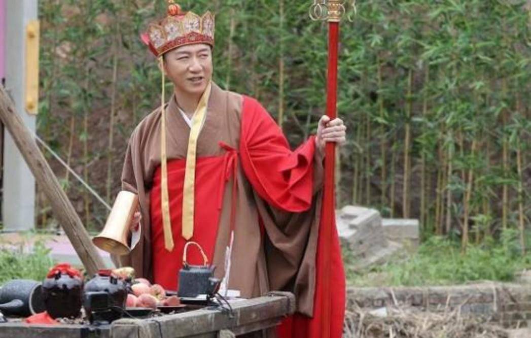 漂亮|黄子韬女装造型曝光，瓜子脸大红唇，这颜值不秒杀那些网红脸？！