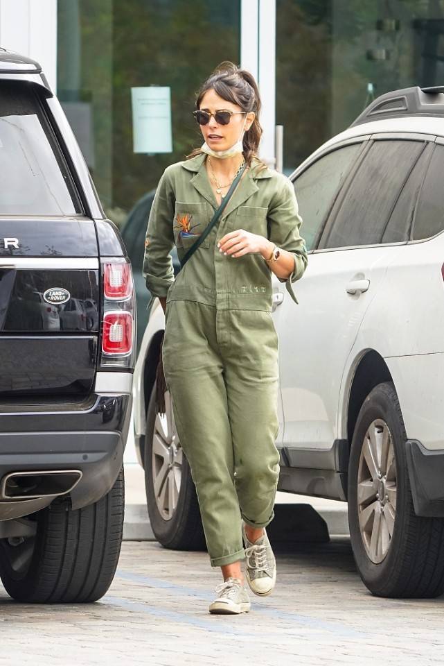 颜色|八月潮色首推军绿色，女生也可以潇洒出街，简单搭配赢得高回头率