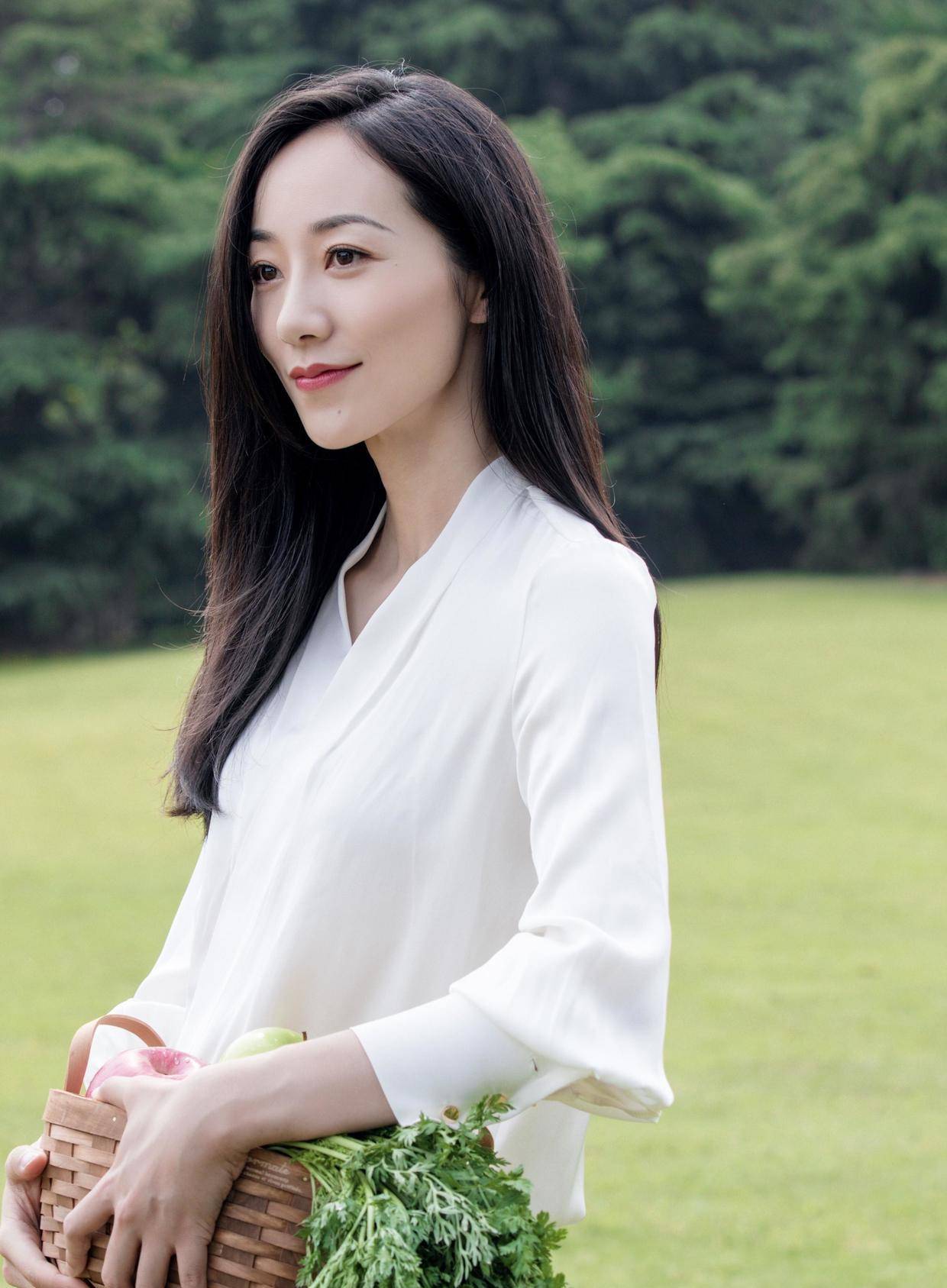 进行|韩雪气质无敌了，抱一篮子菜都透着高级感，白衬衫+蓝裤子太加分